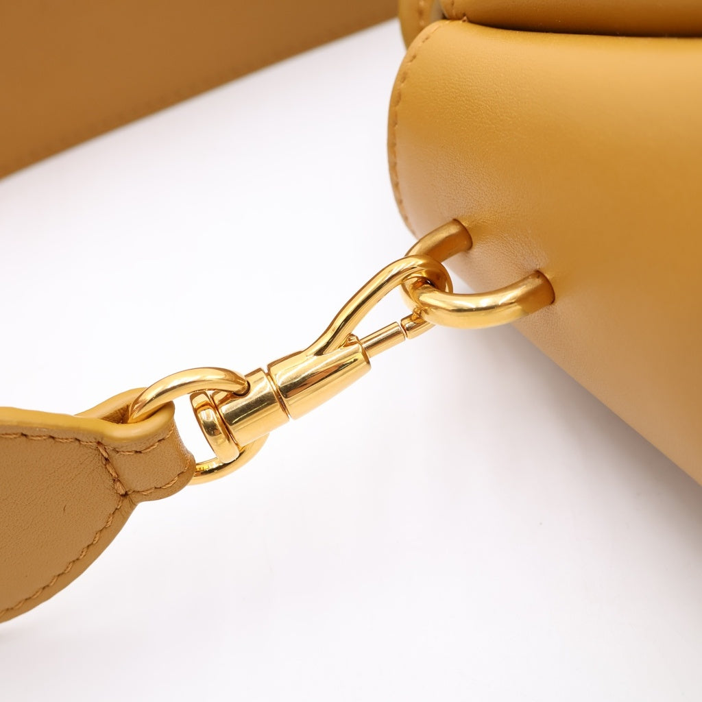 ami paris(アミパリス) カルーセル ショルダーバッグ ワンショルダー マスタードイエロー レザー ゴールド金具 レディース