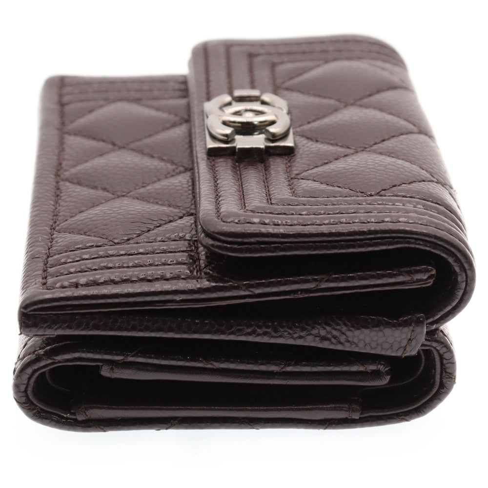 CHANEL(シャネル) ボーイシャネル キャビアスキン レザー コンパクトウォレット 三つ折り財布 シルバー金具 ブラウン A84432