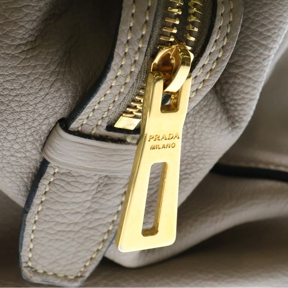 PRADA(プラダ) ハンドバッグ 肩掛けバッグ ゴールド金具 ベージュ レザー トライアングルロゴプレート