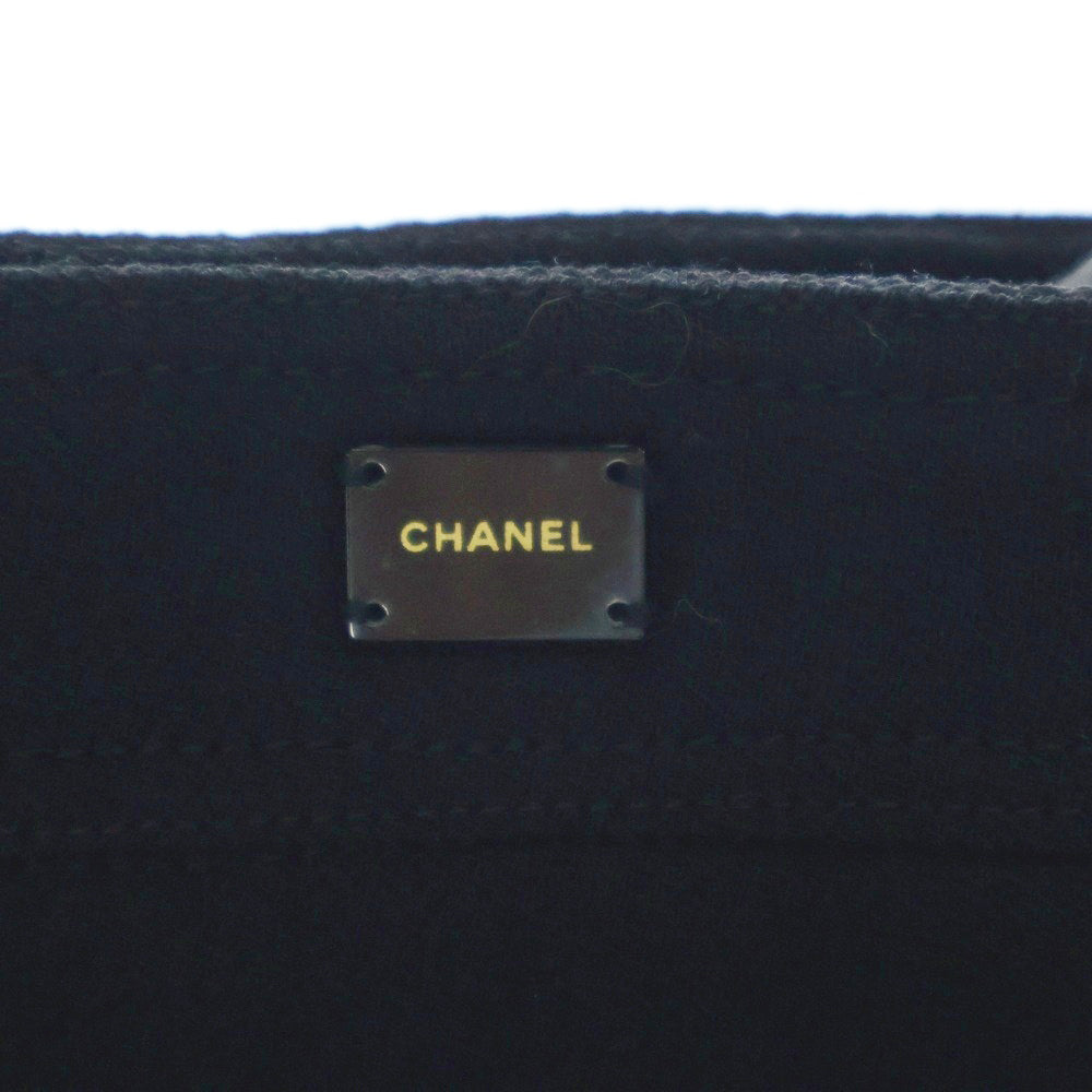 CHANEL(シャネル) 03P スプリングコレクション ロゴプレート ウール プリーツ切り替え フレア ミディアム スカート ブラック レディース P20712V12150