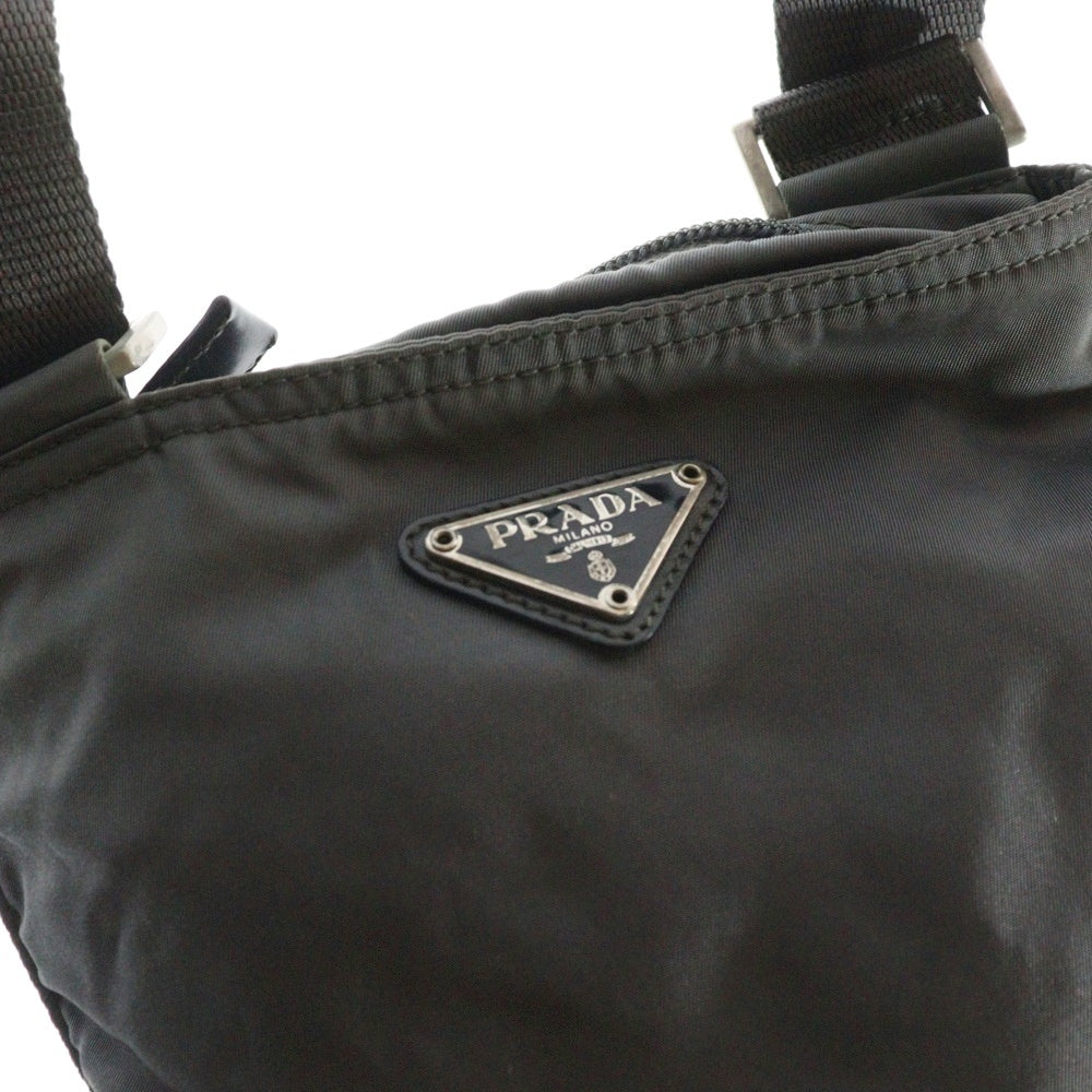 PRADA(プラダ) ショルダーバッグ 斜め掛けバッグ ロゴ三角プレート シルバー金具 グレー ナイロン B7372
