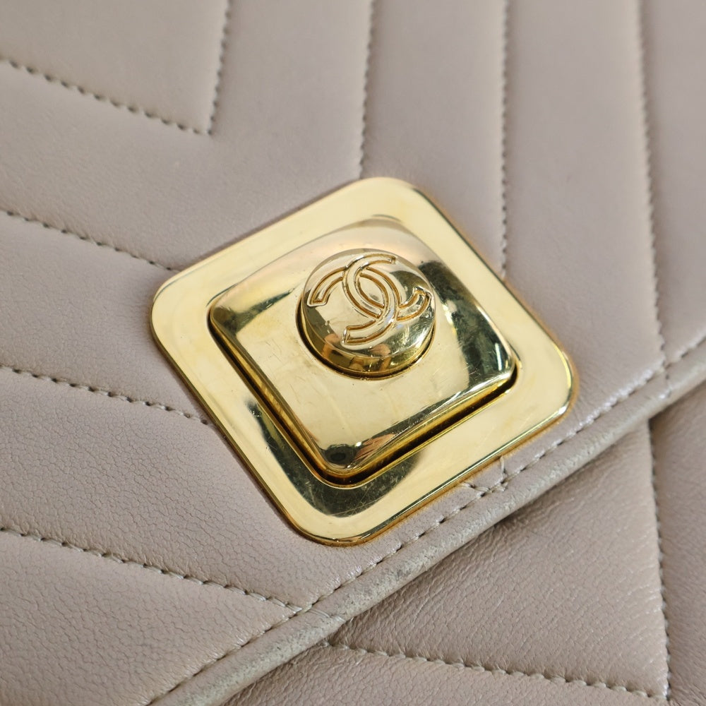 CHANEL(シャネル) シェブロン ココマーク Vステッチ ラムスキン レザー ショルダーバッグ ゴールド金具 ベージュ 1番台
