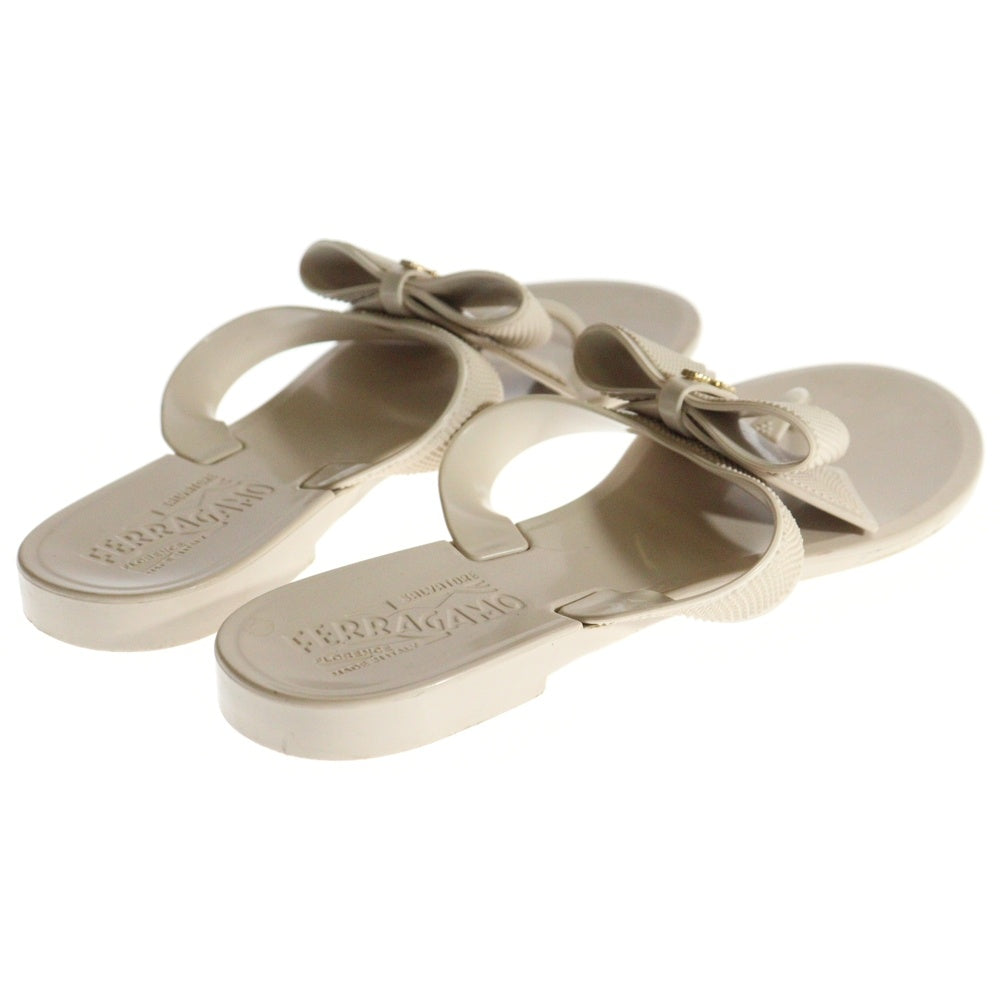 Salvatore Ferragamo(サルヴァトーレ フェラガモ) ヴァラリボン ロゴプレート ラバー フラットサンダル ベージュ レディース
