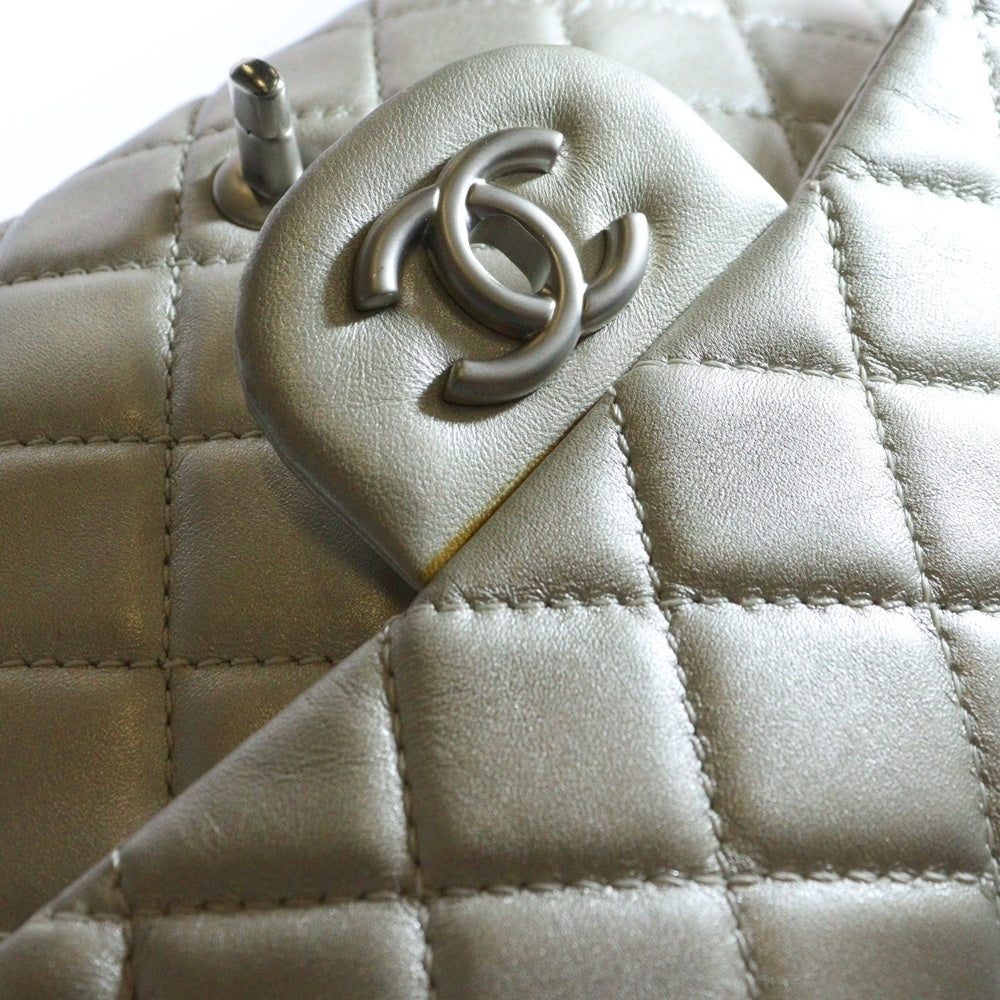 CHANEL(シャネル) デカマトラッセ30 ココマーク ラムスキン レザー シングルフラップ ダブルチェーンショルダーバッグ シルバー金具 ホワイト/シルバー 12番台