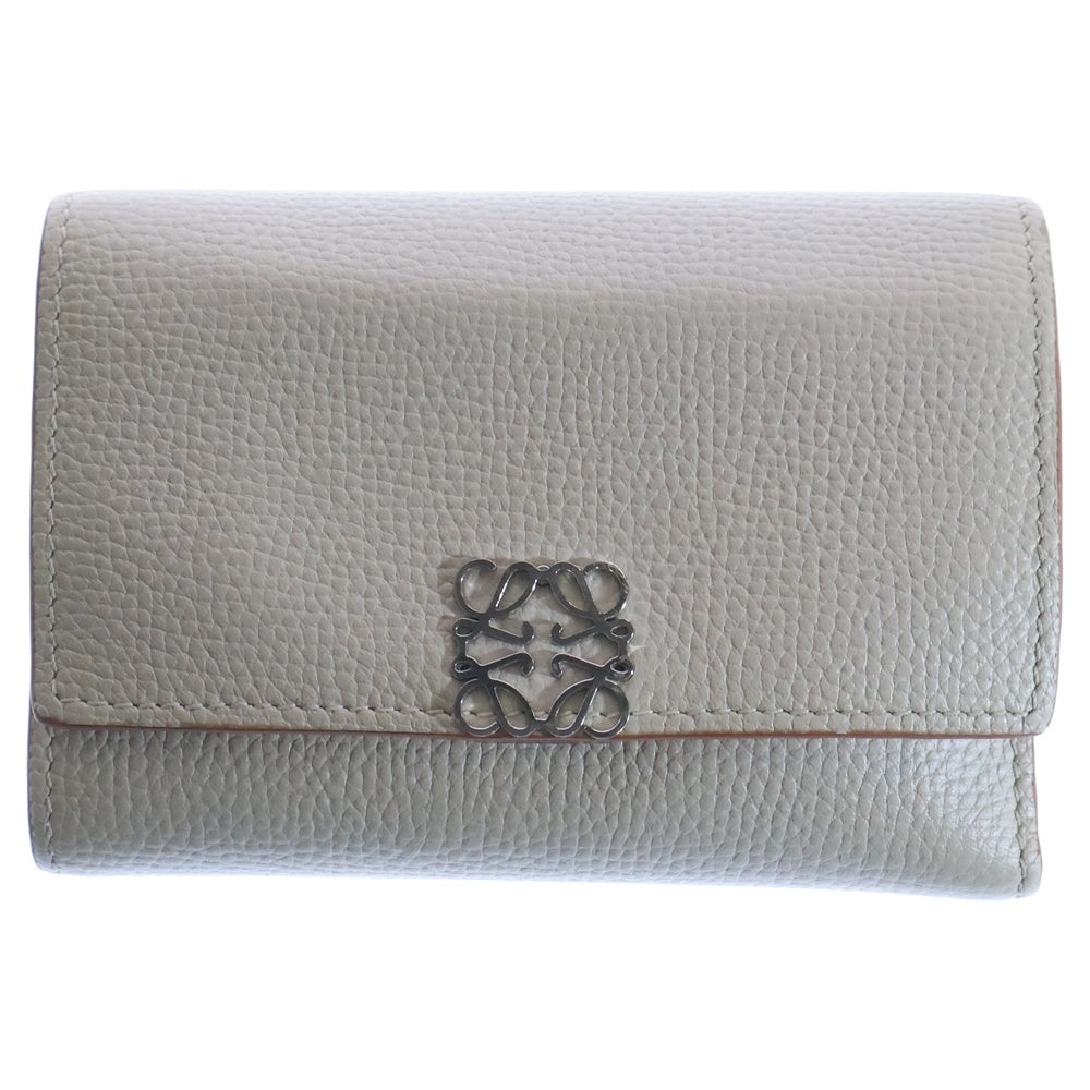 LOEWE(ロエベ) アナグラムロゴプレート バーティカル コンパクト レザー ウォレット 三つ折り財布 シルバー金具 ベージュ