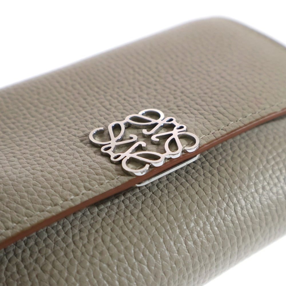 LOEWE(ロエベ) アナグラムロゴプレート バーティカル コンパクト レザー ウォレット 三つ折り財布 シルバー金具 ベージュ