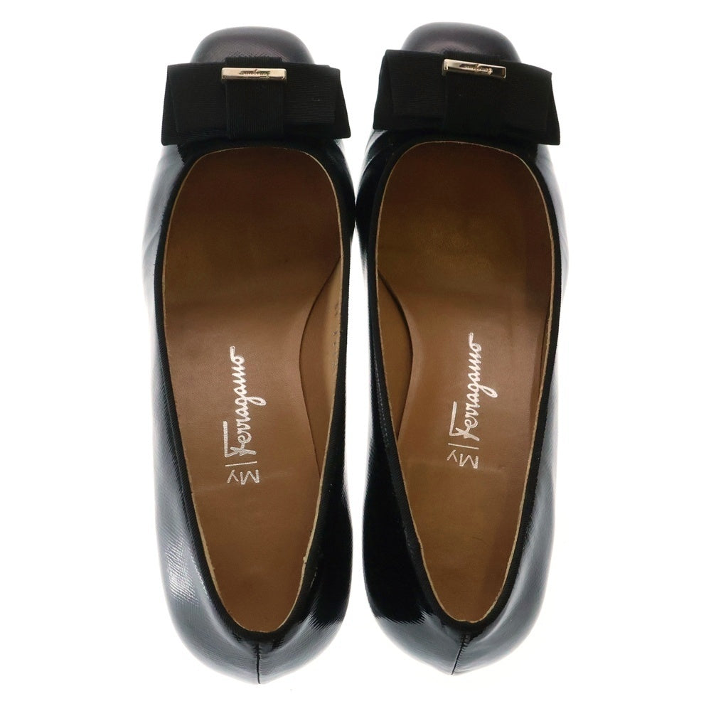 Salvatore Ferragamo(サルヴァトーレ フェラガモ) パテントレザー スクエアトゥ リボン ロゴプレート ヒール パンプス シューズ ブラック レディース