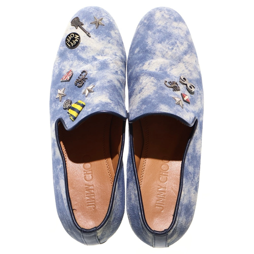 JIMMY CHOO(ジミーチュウ) ピンバッジ付スタッズデニムローファー ライトブルー