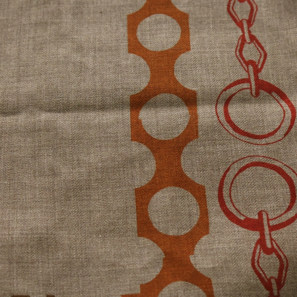 HERMES(エルメス) カレ140 LISTE EN CHAINES リスト アン シェーヌ スカーフ グレージュ カシミヤ×シルク