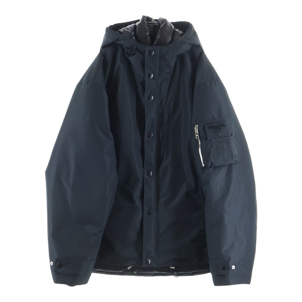 PRADA(プラダ) 24AW ワッペンロゴ テクニカルファブリック フーデッド ジップアップ ダウンジャケット ブラック SGC689