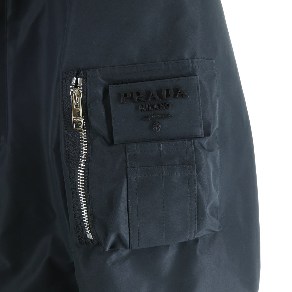 PRADA(プラダ) 24AW ワッペンロゴ テクニカルファブリック フーデッド ジップアップ ダウンジャケット ブラック SGC689