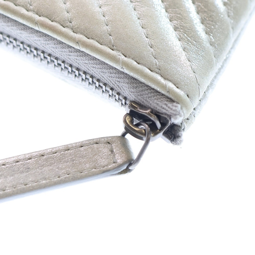 CHANEL(シャネル) シェブロン ポーチ ケース 財布 小物入れ メタリックホワイト レザー シルバー金具 レディース