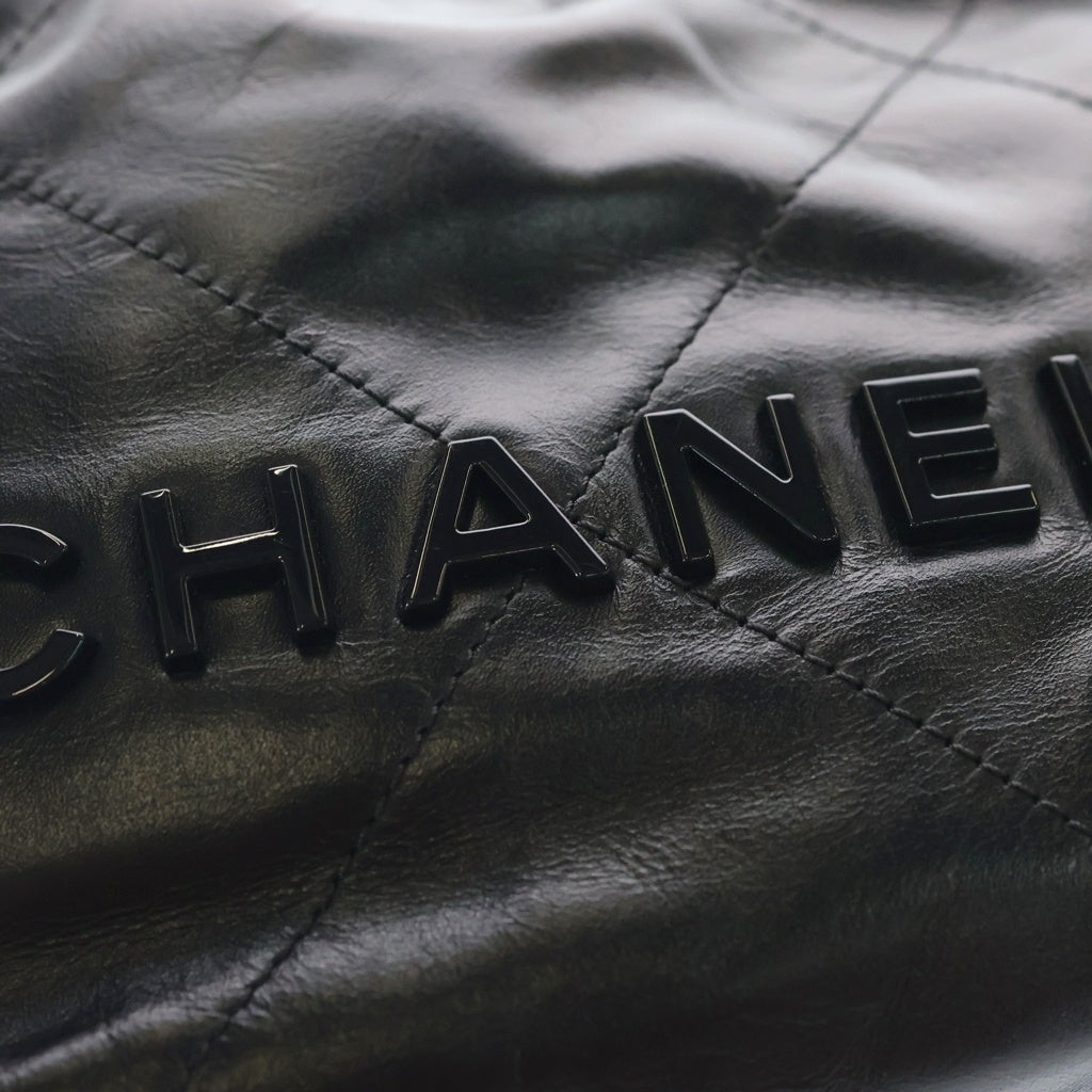 CHANEL(シャネル) シャネル22 ミニ シャイニーカーフスキン レザー ソーブラック チェーン ショルダーバッグ ブラック プレート レディース