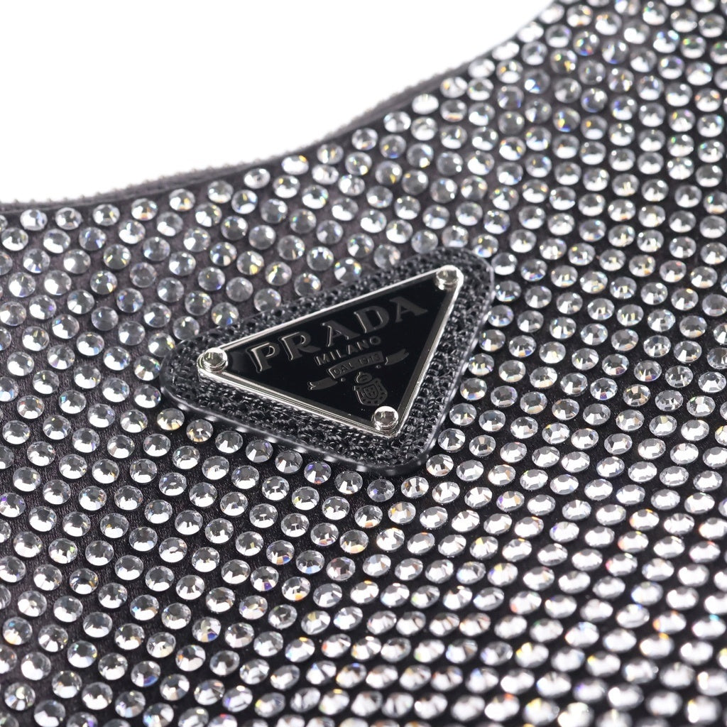 PRADA(プラダ) Re-Edition 2005 クリスタル ラインストーン トライアングルロゴプレート サテン レザー ワンショルダーバッグ ブラック/シルバー 1BC204 レディース
