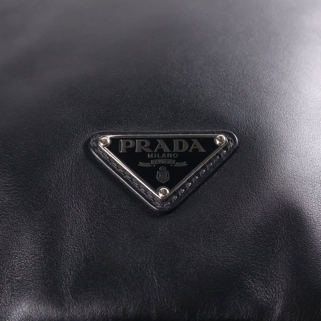 PRADA(プラダ) トライアングルロゴ ショルダーバッグ ボディバッグ ブラック レザー 2VZ092 シルバー金具 レディース