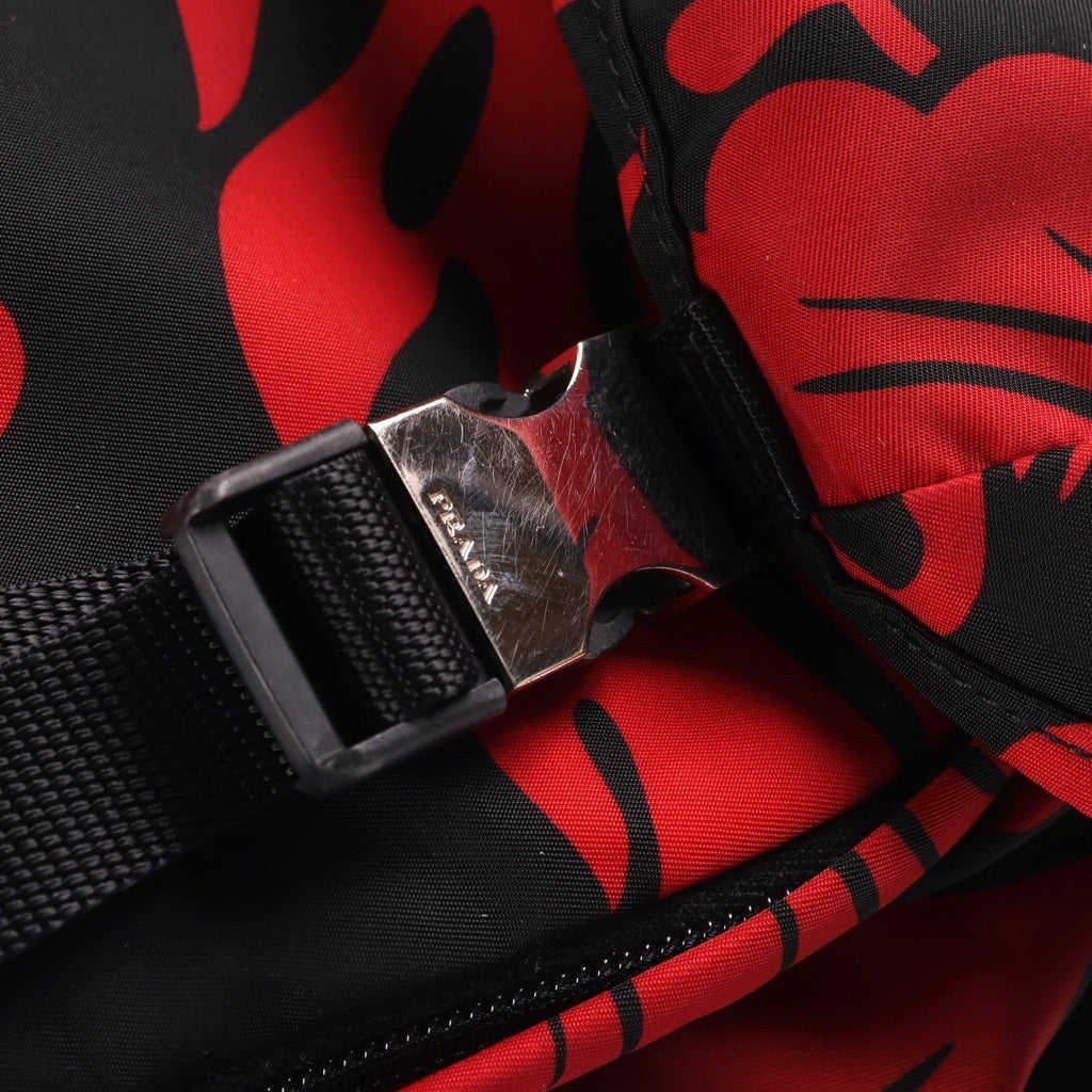 PRADA(プラダ) 総柄プリント トライアングルロゴプレート ナイロン バックパック リュックサック ブラック/レッド シルバー金具 2VZ062 レディース