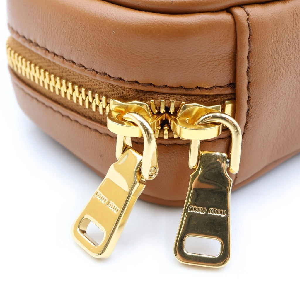 miumiu(ミュウミュウ) BEAU LEATHER MICRO-BAG ボー ロゴエンボス加工 マイクロバック レザーバッグチャーム キーホルダー ブラウン 5NR036 2F8W F0046 レディース