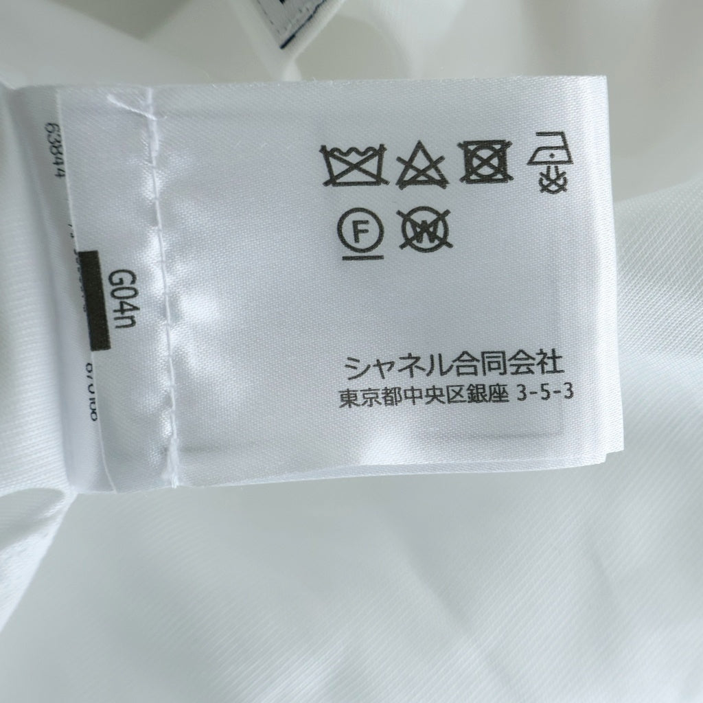 CHANEL(シャネル) 26AW ×Charvet シャルベ ロゴ刺繍 パールボタン チェーン装飾 長袖シャツ ブラウス ホワイト レディース P81751V74502