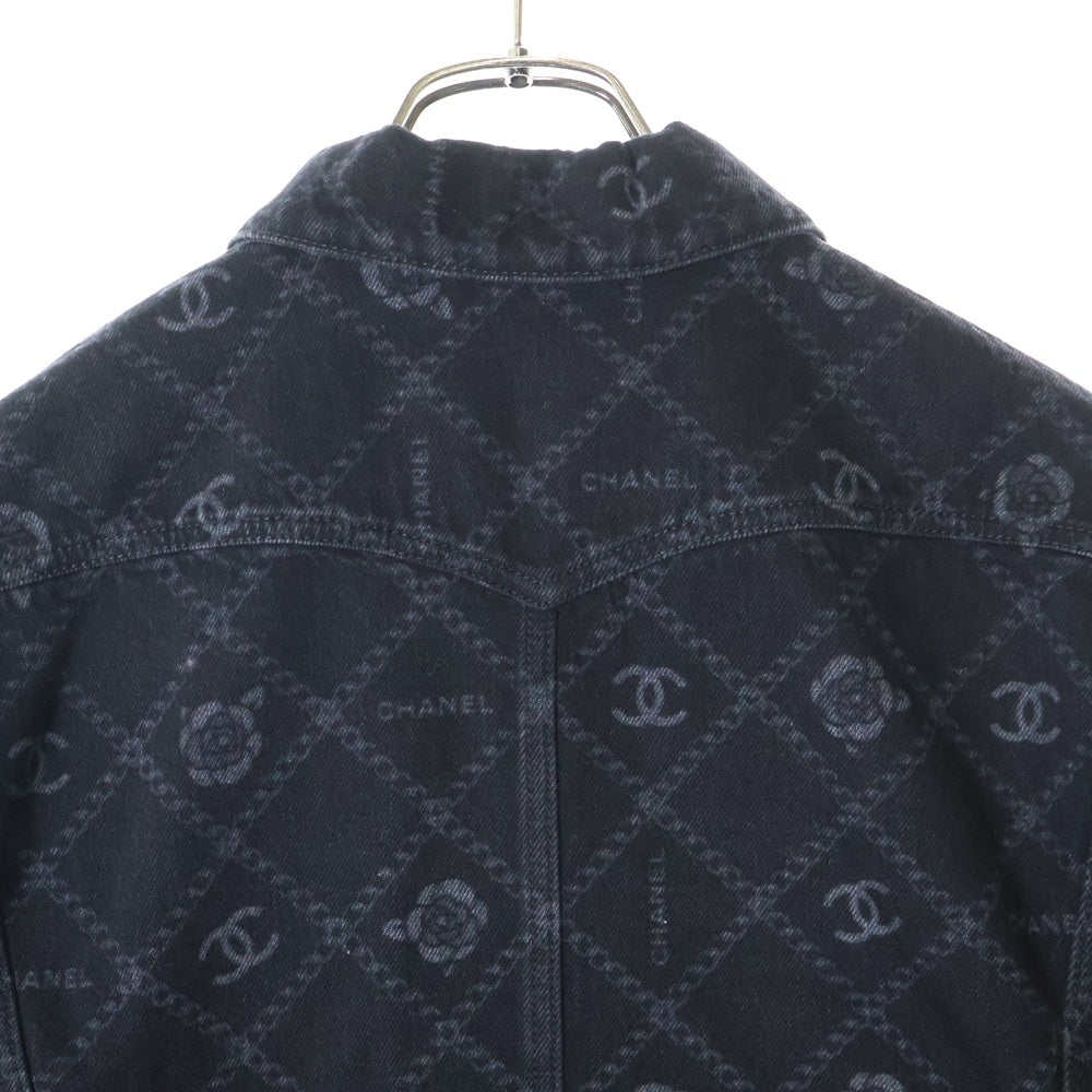 CHANEL(シャネル) メティエダールコレクション ココマークボタン カメリア チェーン プリント 総柄 デニムジャケット ブラック レディース P75284V66954