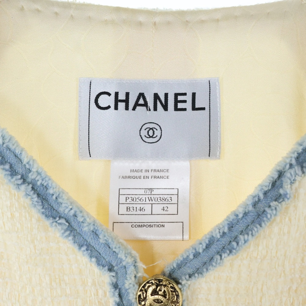 CHANEL(シャネル) 07P スプリングコレクション ココマーク溶岩ボタン カットオフ加工 デニム装飾 ツイード ノーカラージャケット アイボリー/インディゴ レディース P30561W03863