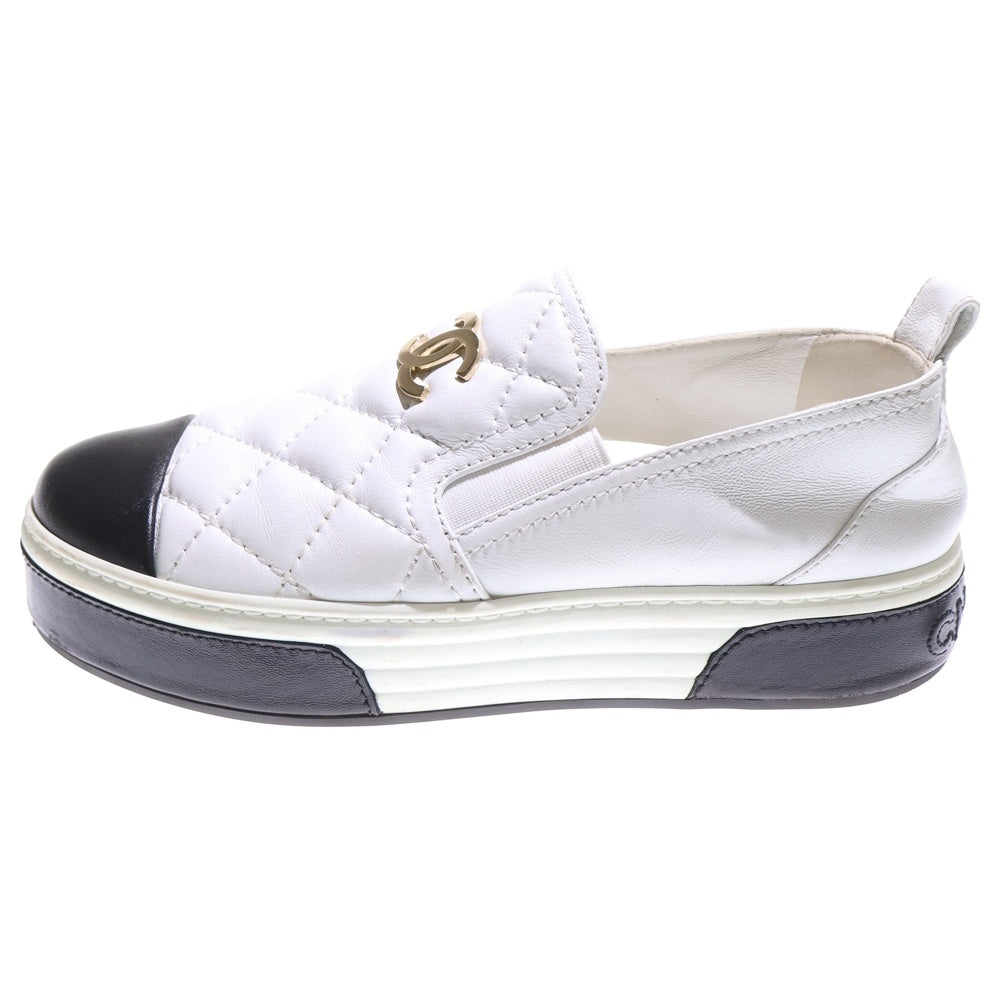 CHANEL(シャネル) マトラッセ ココマーク ロゴプレート レザー ローカットシューズ スニーカー スリッポン ゴールド金具 ホワイト/ブラック レディース G39180