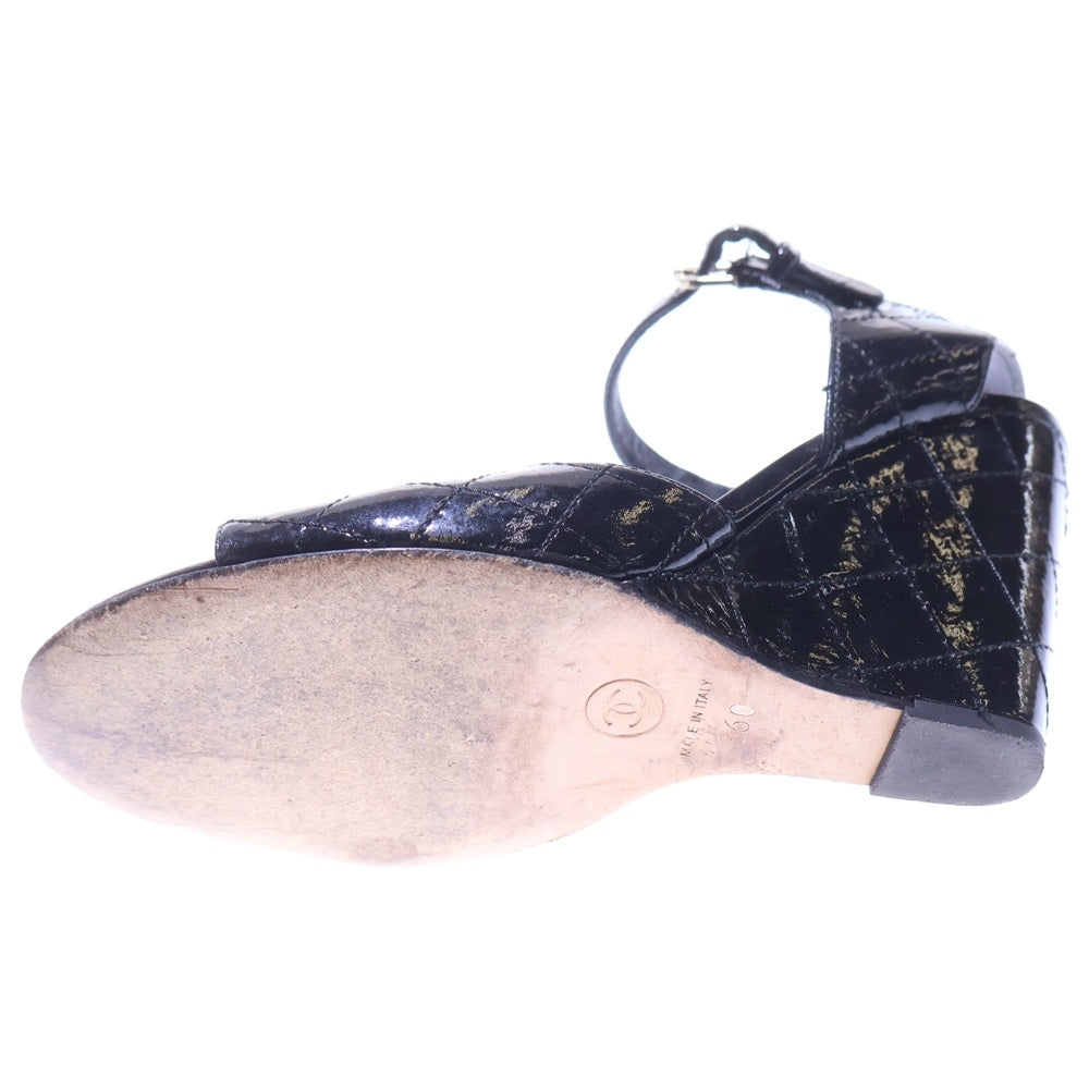 CHANEL(シャネル) マトラッセ ココマーク ロゴプレート パテントレザー ウェッジソール ヒール ストラップ サンダル シューズ ブラック レディース