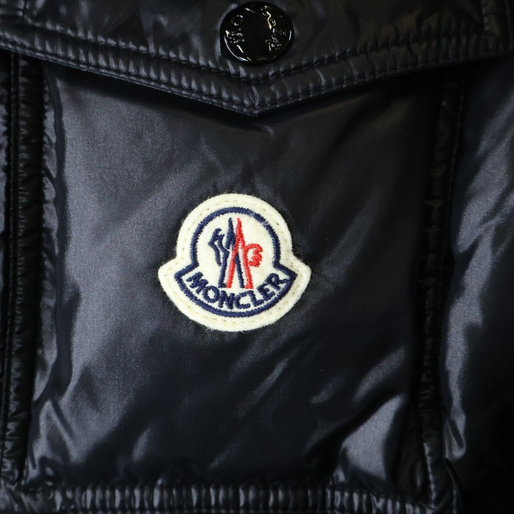 MONCLER(モンクレール) 24AW MONTBELIARD モンベリアル ワッペンロゴ トリコロールライン フーデッド ジップアップ ダウンジャケット ブラック J20911A51X00 68950