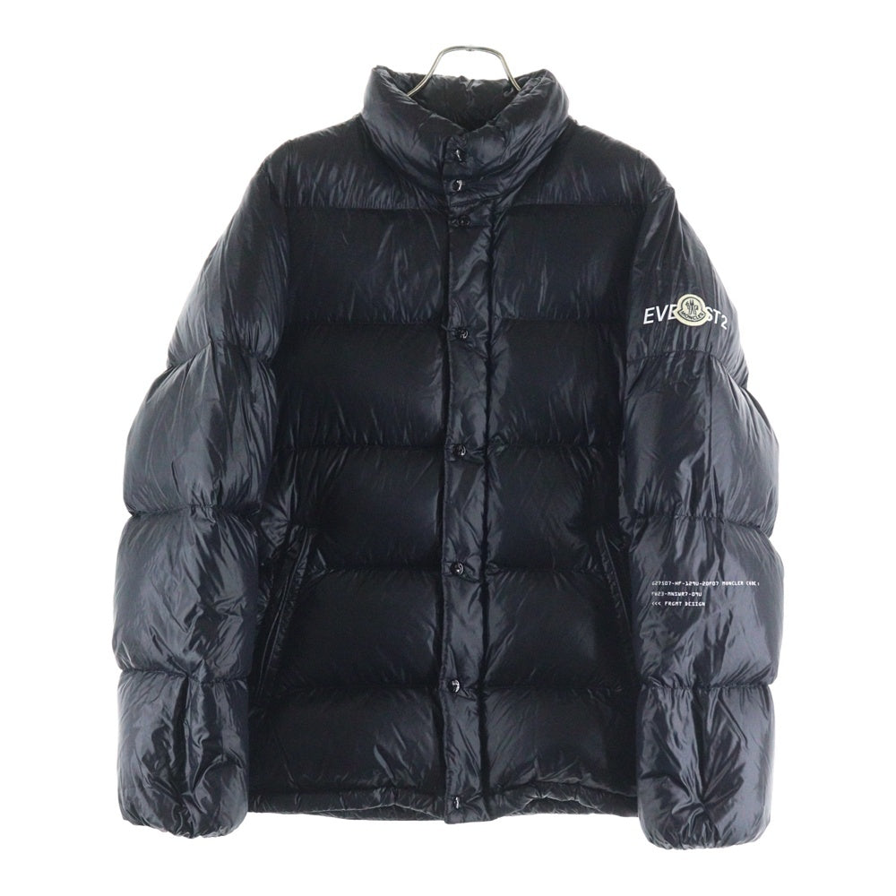 MONCLER(モンクレール) 23AW ×FRAGMENT AMARANTH フラグメント アマランサス バックプリント ワッペンロゴ ジップアップ ダウンジャケット ブラック I209U1A00003 M3078