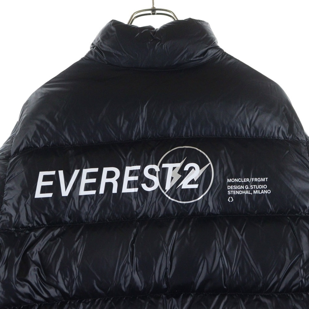 MONCLER(モンクレール) 23AW ×FRAGMENT AMARANTH フラグメント アマランサス バックプリント ワッペンロゴ ジップアップ ダウンジャケット ブラック I209U1A00003 M3078