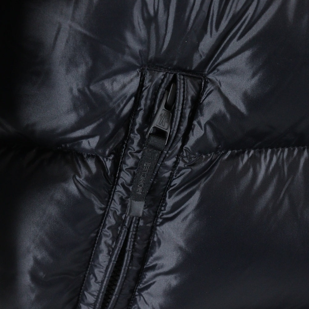 MONCLER(モンクレール) 23AW ×FRAGMENT AMARANTH フラグメント アマランサス バックプリント ワッペンロゴ ジップアップ ダウンジャケット ブラック I209U1A00003 M3078