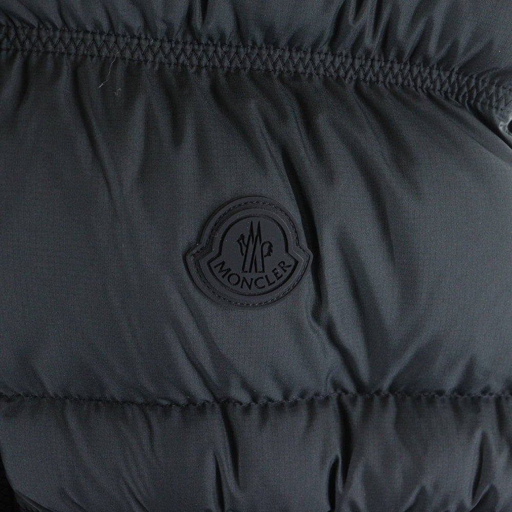 MONCLER(モンクレール) 23AW WESER ヴェーザ ラバーワッペン ロゴ プリント フーデッド ジップアップ ダウンベスト ジレ ブラック I20931A00025 596IU