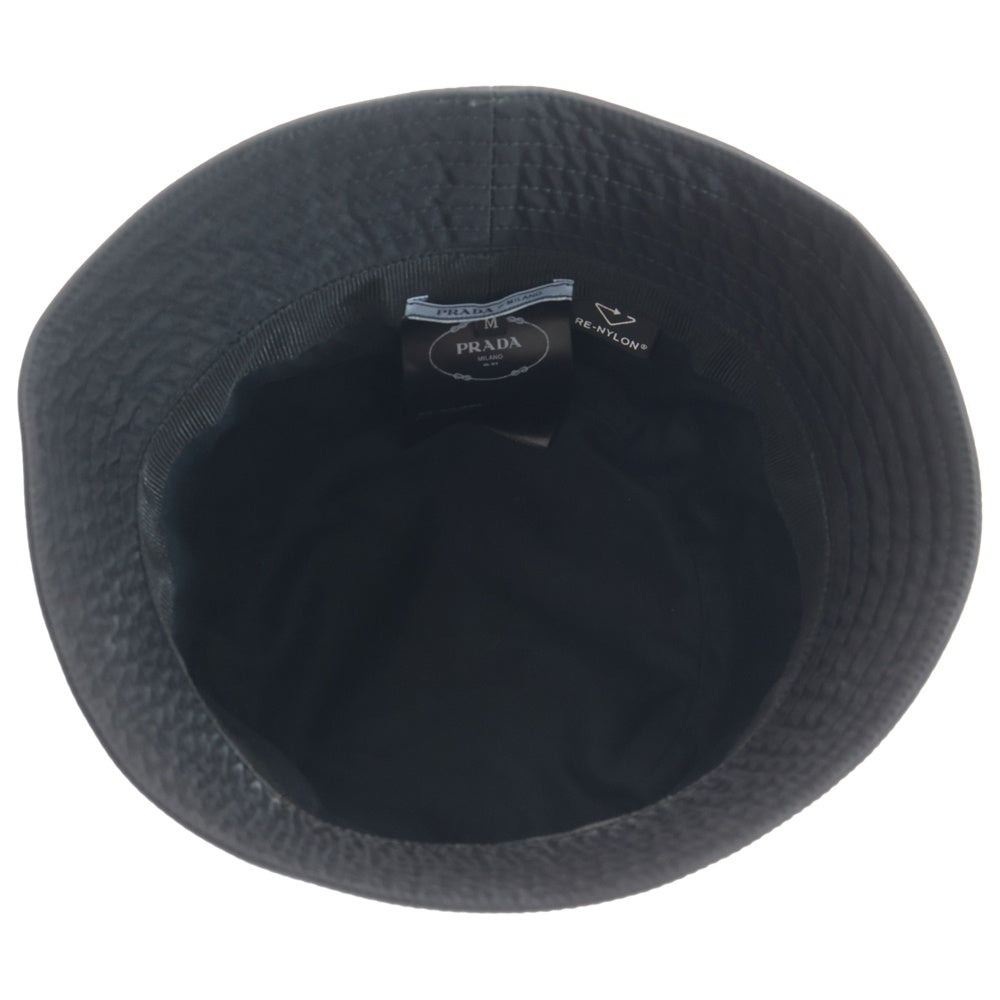 PRADA(プラダ) トライアングルロゴプレート付き リナイロンバケットハット ブラック 1HC137