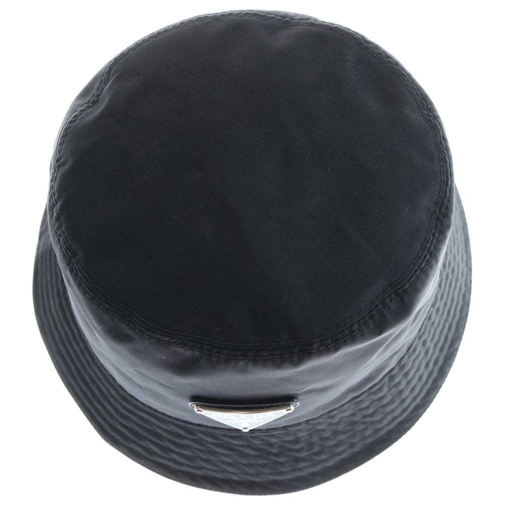 PRADA(プラダ) トライアングルロゴプレート付き リナイロンバケットハット ブラック 1HC137