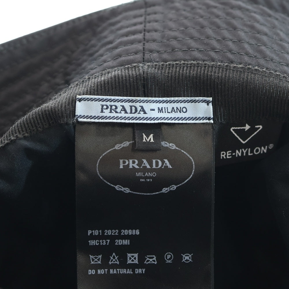 PRADA(プラダ) トライアングルロゴプレート付き リナイロンバケットハット ブラック 1HC137