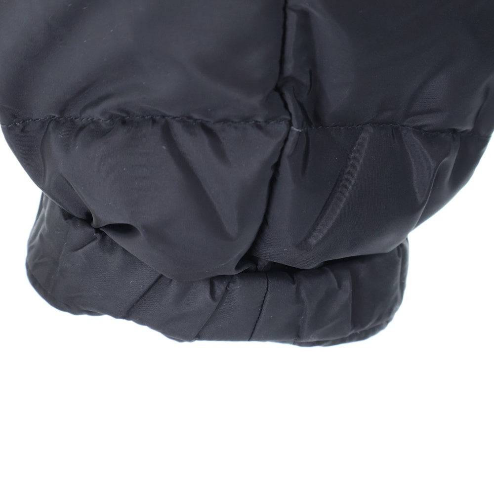 PRADA(プラダ) 21AW トライアングルロゴプレート ナイロン フーデッド ジップアップ ダウンジャケット ブラック SGH589