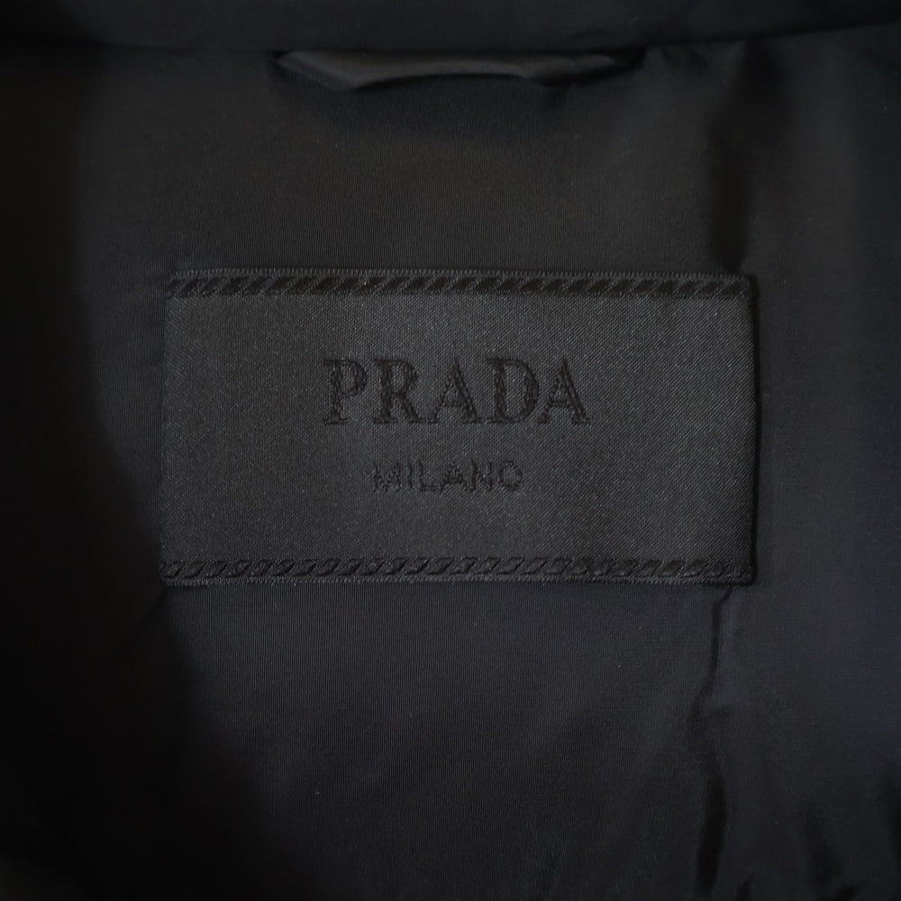 PRADA(プラダ) 21AW トライアングルロゴプレート ナイロン フーデッド ジップアップ ダウンジャケット ブラック SGH589