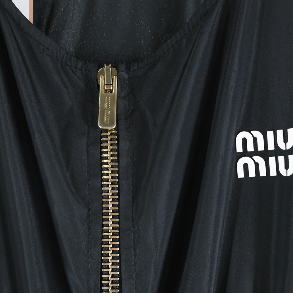 miumiu(ミュウミュウ) 22SS シルクテック ラバーロゴ ジップアップ ノースリーブ ロング フレア ワンピース ブラック レディース MF4790