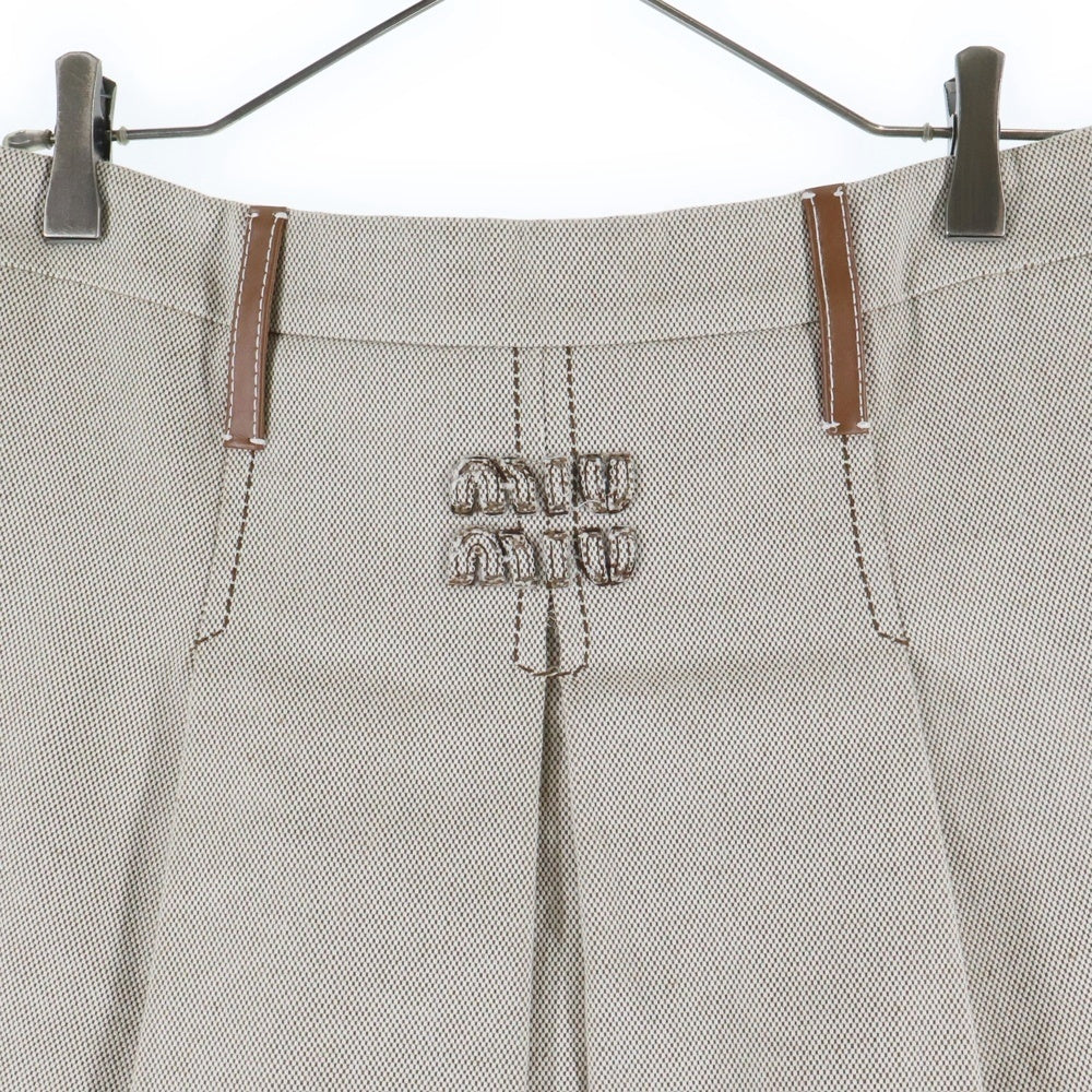 miumiu(ミュウミュウ) ワッペンロゴ レザートリム タックデザイン ミディアム スカート ベージュ/ブラウン レディース MG2198