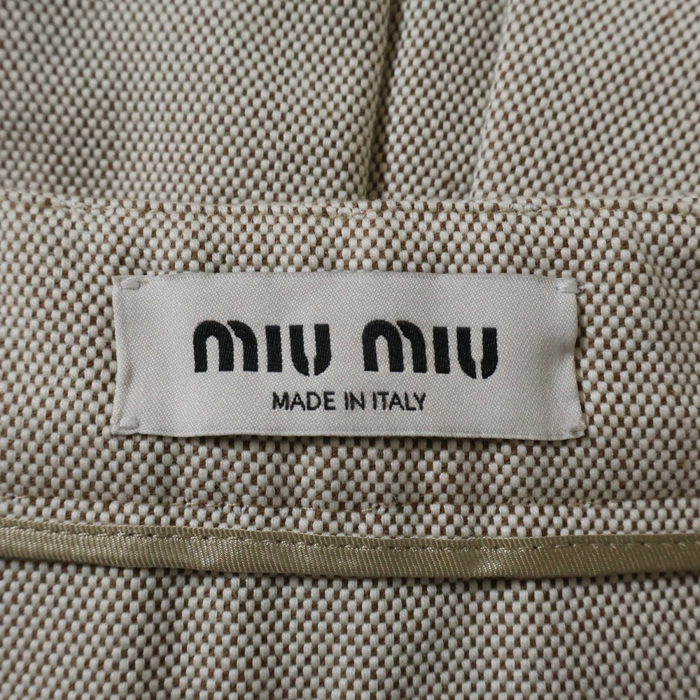 miumiu(ミュウミュウ) ワッペンロゴ レザートリム タックデザイン ミディアム スカート ベージュ/ブラウン レディース MG2198