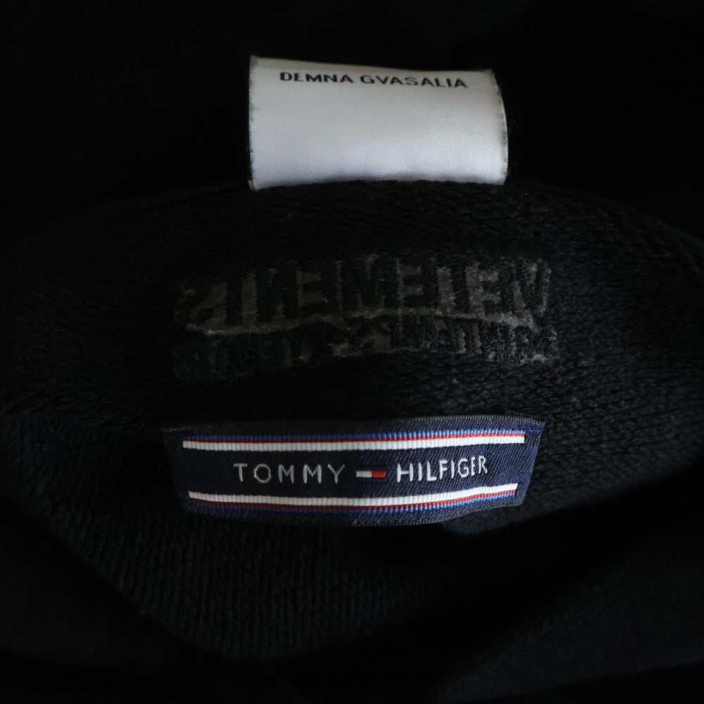 VETEMENTS(ヴェトモン) 18SS ×TOMMY HILFIGER トミーヒルフィガー ロゴ刺繍 レイヤードスリーブ プルオーバースウェットパーカー フーディー ブラック WSS18TR24