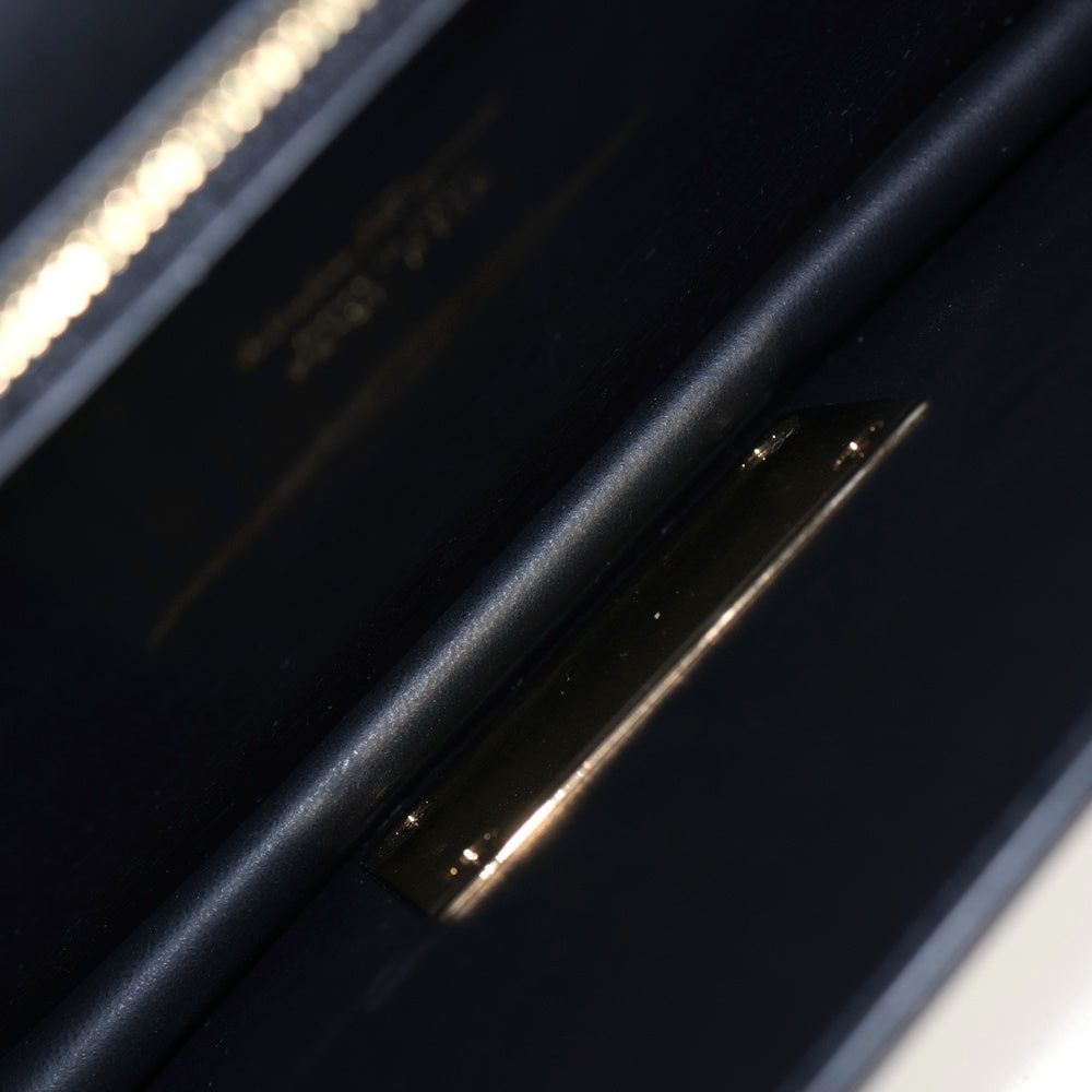 FERRAGAMO(フェラガモ) アイリーン ロックフラップ ショルダーバック ショルダーポシェット ブラック レザー ゴールド金具 レディース