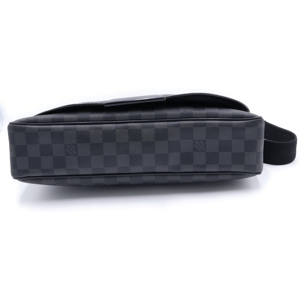 LOUIS VUITTON(ルイヴィトン) ダミエ グラフィット ダニエルMM PVC レザー ショルダーバッグ シルバー金具 ブラック N58029