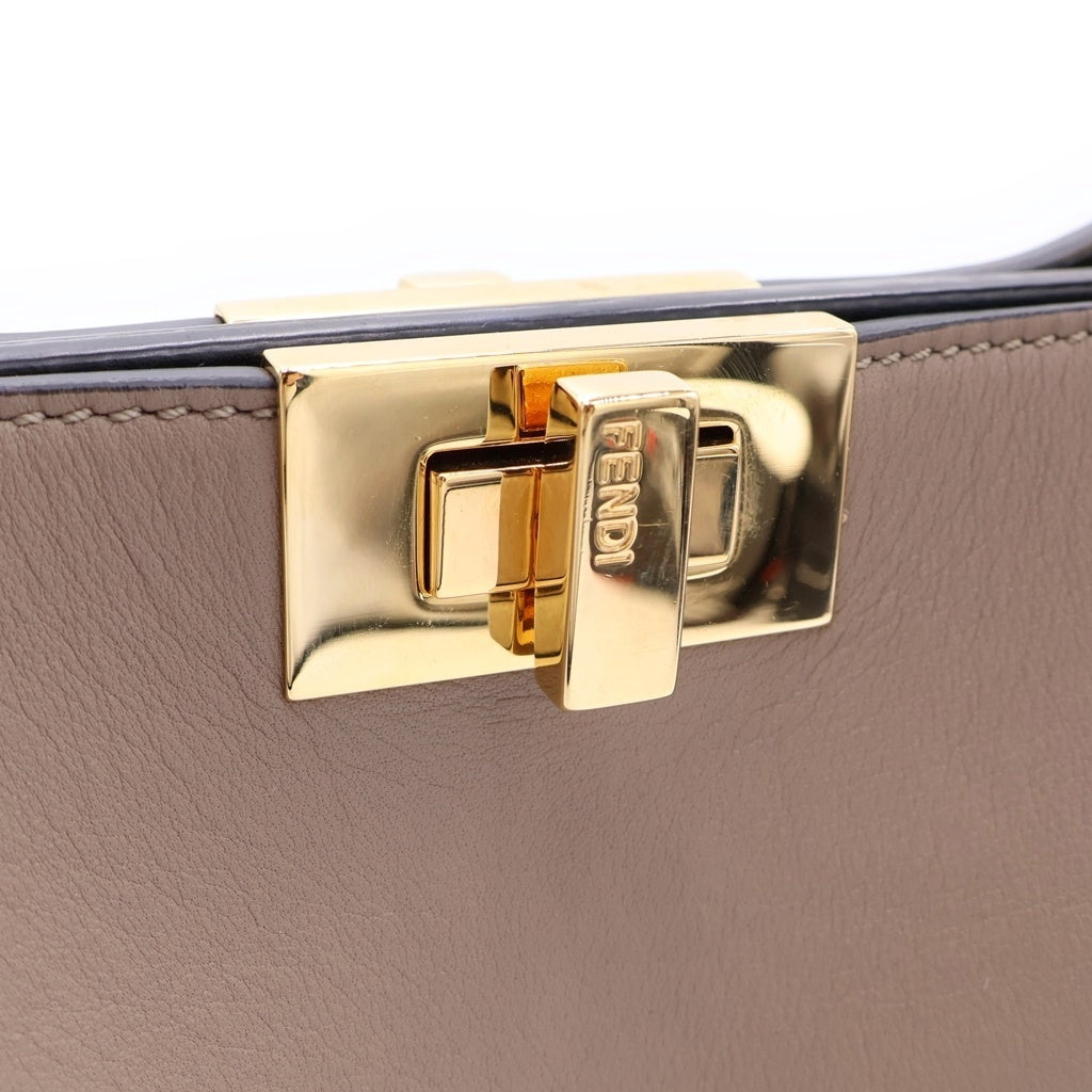 FENDI(フェンディ) ピーカブー エッセンシャリー 2WAYハンドバッグ ショルダーバッグ グレージュ ベージュ レザー ゴールド金具 レディース