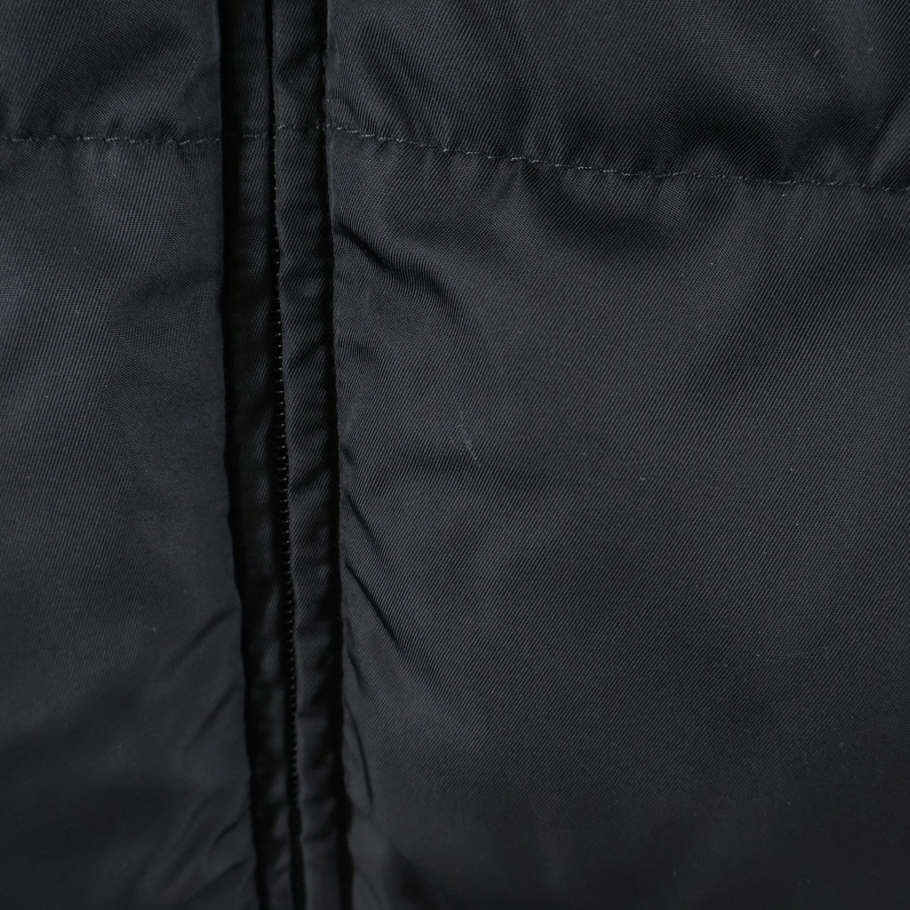 PRADA(プラダ) 25AW ミディアムウェイト Re-Nylon ダウンジャケット グースダウン トライアングルロゴ ナイロン ブラック SGC921