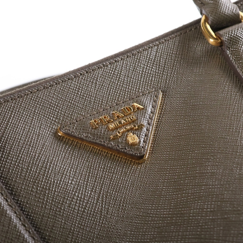 PRADA(プラダ) ガレリア ミディアム サフィアーノ 2WAYハンドバッグ ショルダーバッグ カーキ レザー 1BA863 ゴールド金具 レディース