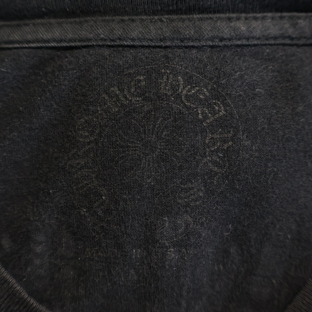 CHROME HEARTS(クロムハーツ) CH PLUS バックロゴプリント クルーネック 半袖 ポケット Tシャツ カットソー ブラック