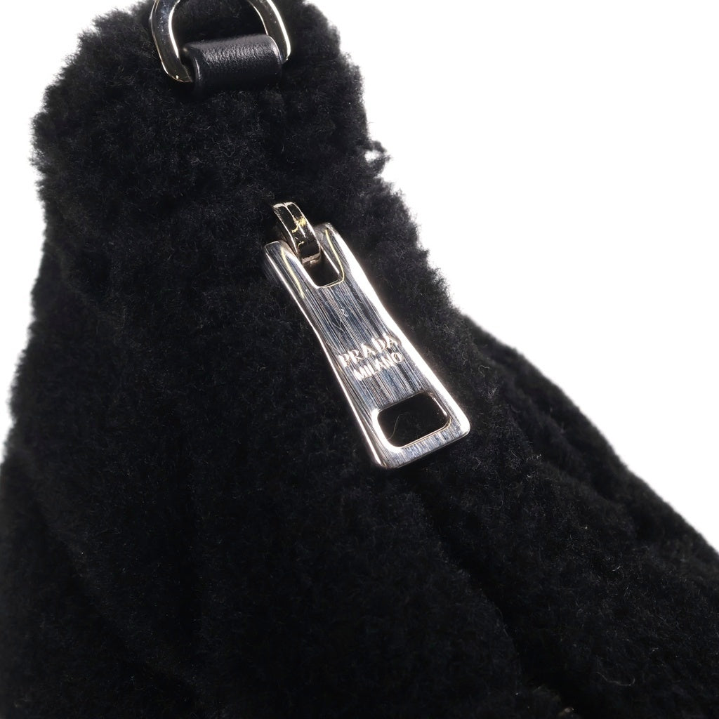 PRADA(プラダ) トライアングルロゴ キルティング シープファー ボディ ショルダーバッグ ボア ポーチ付き ブラック 1BC151 レディース