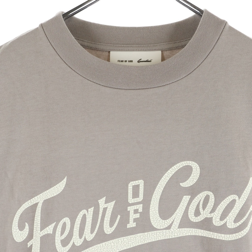 FEAR OF GOD ESSENTIALS(フィアオブゴッド エッセンシャルズ) CUT OFF 90s TEE フロントロゴプリント マーチ ボクシーフィット 半袖Tシャツ チャコール
