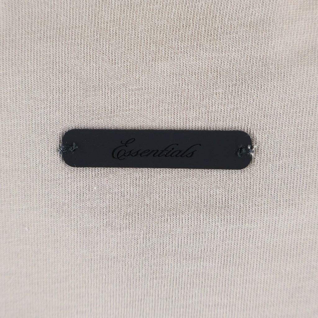 FEAR OF GOD ESSENTIALS(フィアオブゴッド エッセンシャルズ) CUT OFF 90s TEE フロントロゴプリント マーチ ボクシーフィット 半袖Tシャツ チャコール