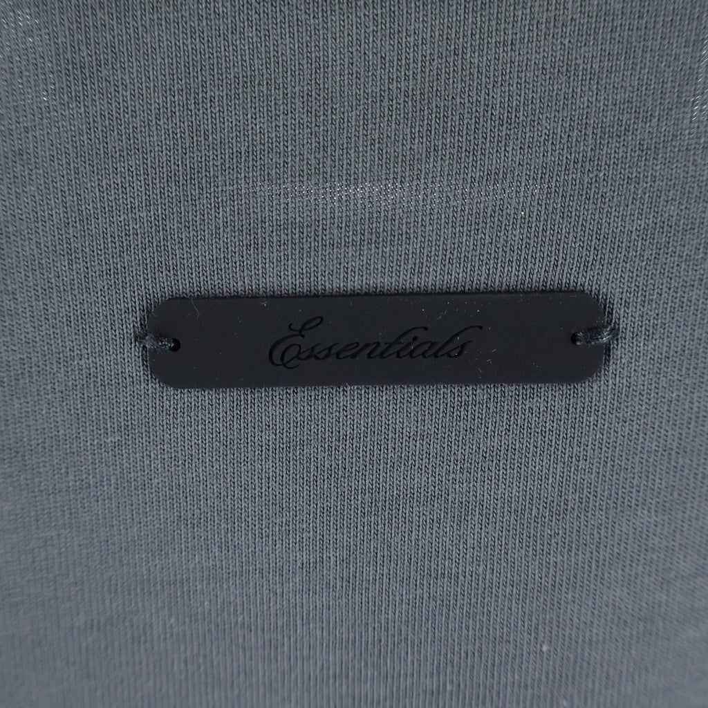 FEAR OF GOD ESSENTIALS(フィアオブゴッド エッセンシャルズ) ALL VALLEY オールバリー フロントロゴプリント 半袖Tシャツ ロンT グレー